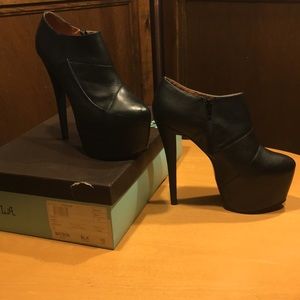 Nyla Bayson platform heel black size 10
